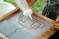 １　ブックカバー／糸を好きなようにおいて漉き込む