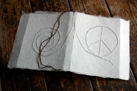 1　ブックカバー／文庫本の厚みにあわせて折り曲げる