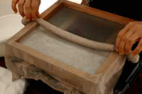 ３　和紙あかり／タオルで紙すきをする