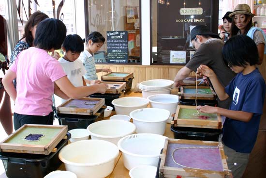 カフェでのワークショップシーン